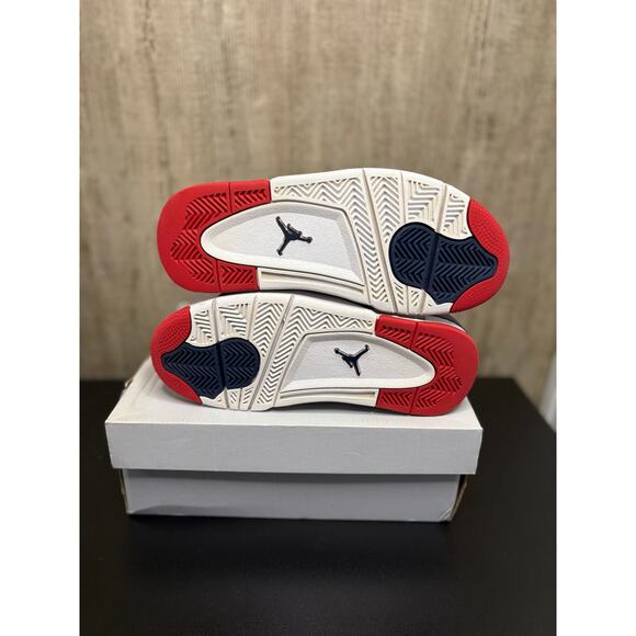 SZ 4y - Jordan Fiba 4 - Like New w/ replacement box, minor defects - Picture 3 of 7